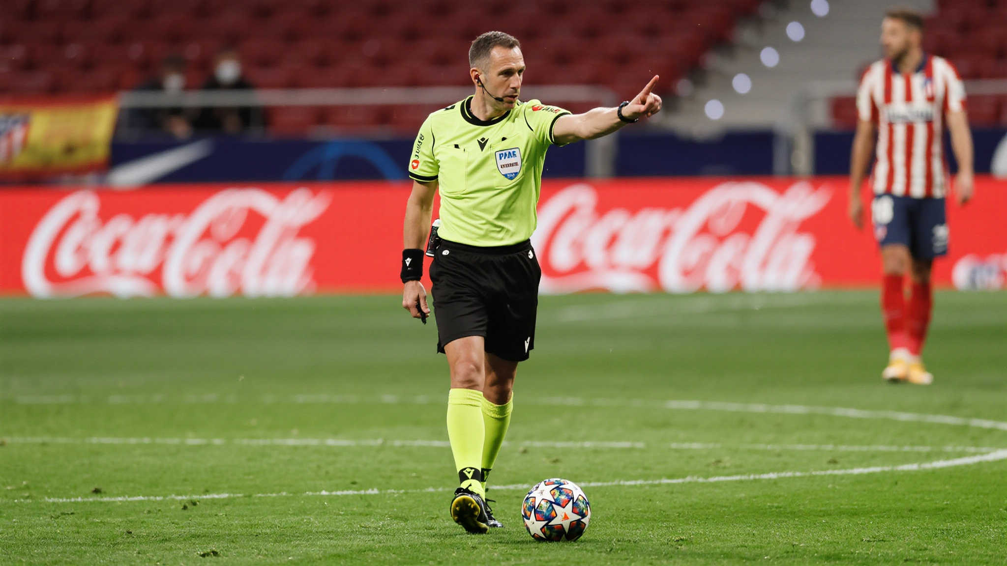 揭示争议: 裁判历史与表现
在任何一场顶级赛事中